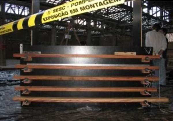 Foto 2: fôrma montada (travamento, nível, esquadro, prumo)