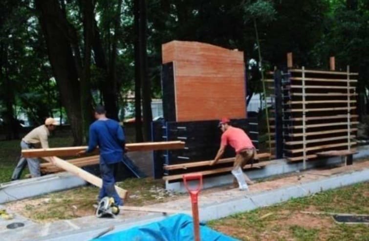 Foto 4: operários desmontando a fôrma