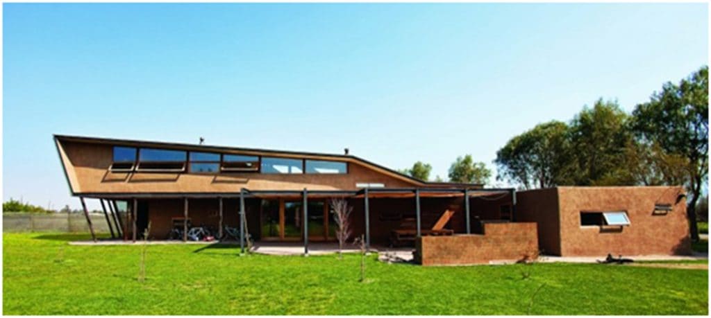 Fig.1 – SURTIERRA. Casa Munita Gonzales, Batuco, Chile, 2011. Luis Garcia, Pablo Alvear. (fonte: www.surtierraarquitectura.cl)