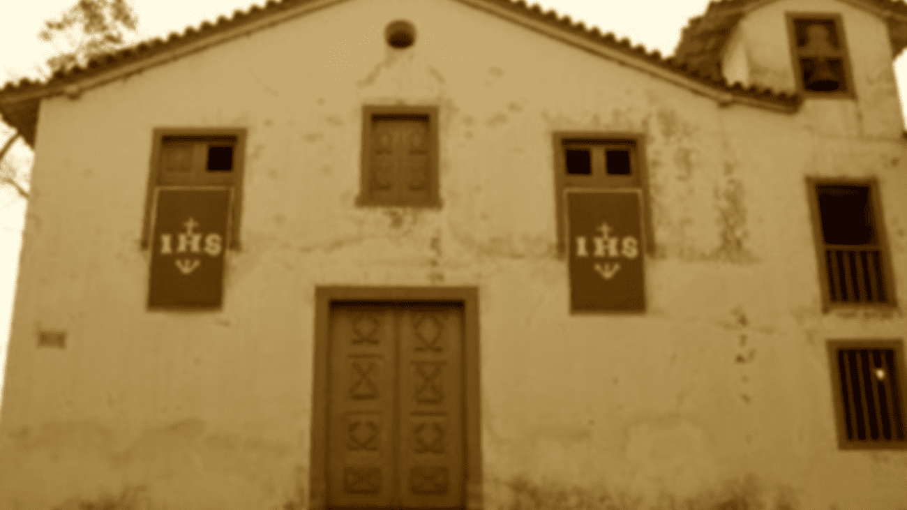 As construções em terra são conhecidas há aproximadamente dez mil anos. Foi com arquitetura de terra que as mais diversas civilizações construíram suas primeiras cidades. No Brasil, a taipa de pilão foi um dos sistemas construtivos em terra mais difundidos.