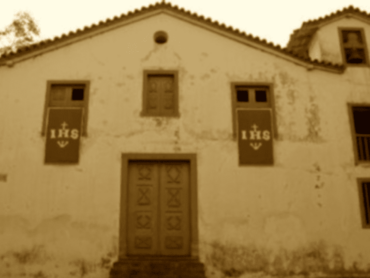 As construções em terra são conhecidas há aproximadamente dez mil anos. Foi com arquitetura de terra que as mais diversas civilizações construíram suas primeiras cidades. No Brasil, a taipa de pilão foi um dos sistemas construtivos em terra mais difundidos.