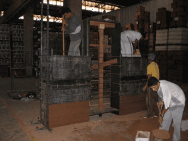 Figura 02 – Construção de painel de taipa de pilão em São Paulo, SP.