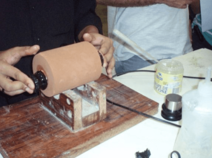 Figura 1 – Ensaio de ultrassom utilizando transdutor de onda transversal de 1MHz