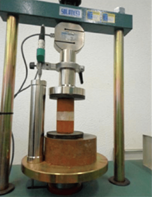 Figura 3 – Prensa de CBR utilizada no ensaio de compressão simples