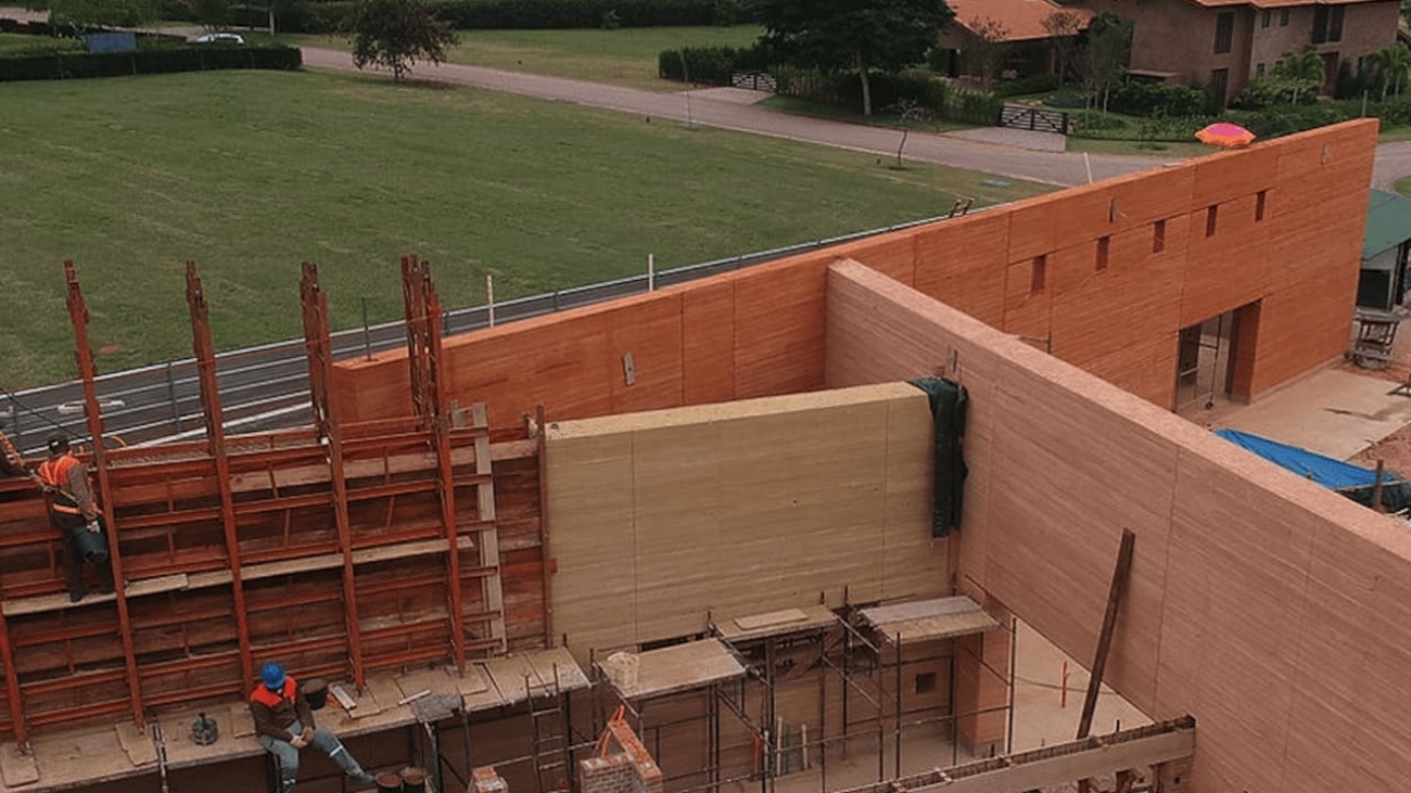 Os resultados indicaram que o ensaio de ultrassom permitiu inferir as propriedades de resistência e de elasticidade do solo compactado bem como detectar diferenças de propriedades de resistência e de elasticidade nos corpos de prova dos diferentes traços, o que permite concluir que a técnica pode ser utilizada em inspeções, indicando diferentes condições do material.