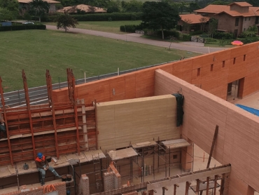 Os resultados indicaram que o ensaio de ultrassom permitiu inferir as propriedades de resistência e de elasticidade do solo compactado bem como detectar diferenças de propriedades de resistência e de elasticidade nos corpos de prova dos diferentes traços, o que permite concluir que a técnica pode ser utilizada em inspeções, indicando diferentes condições do material.