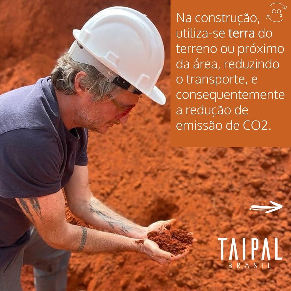 Na construção, utiliza-se terra do terreno ou próximo da área, reduzindo o transporte, e consequentemente a redução de emissão de CO2.