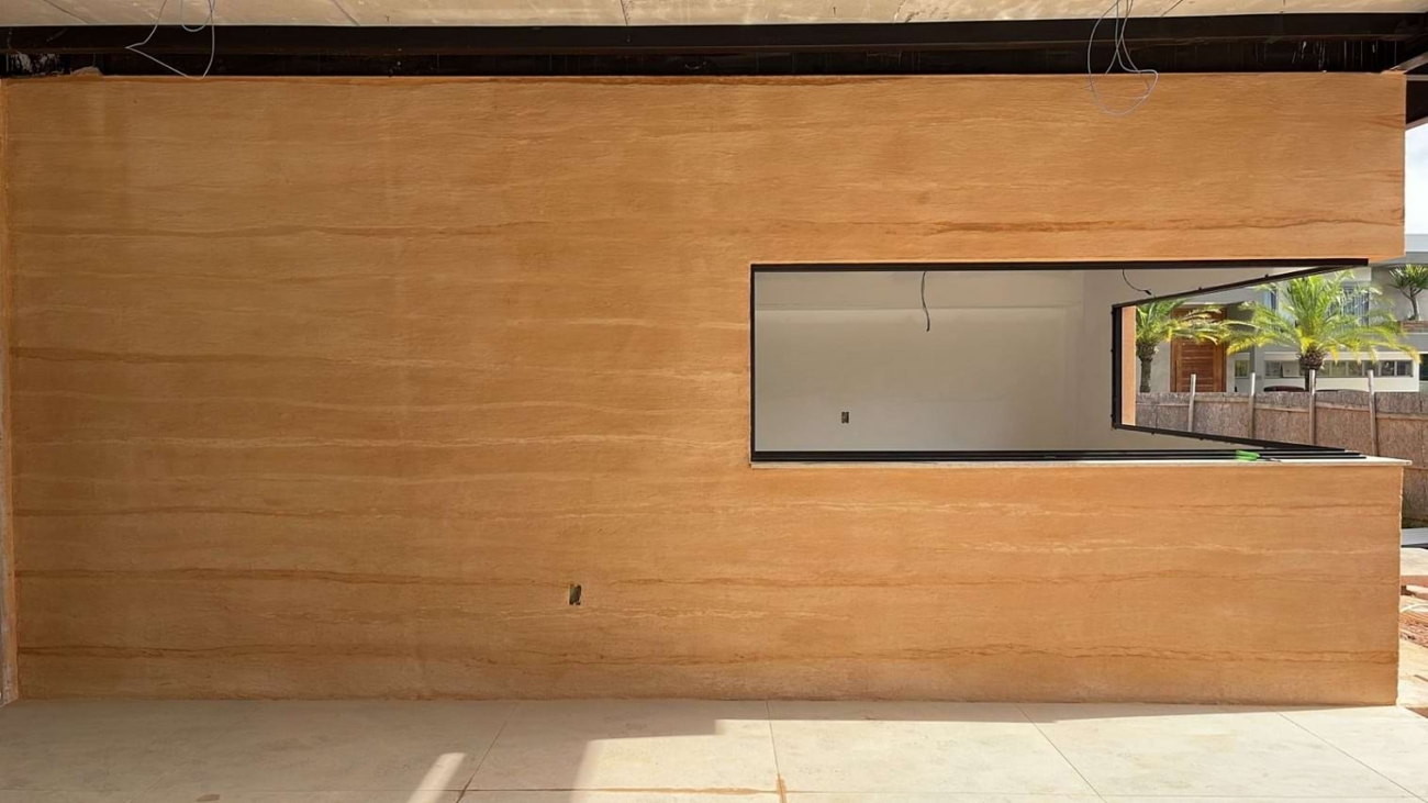 Revestimento Natural de Terra: A conexão com a natureza presente, além da beleza natural e dos benefícios ambientais e sensoriais da Biofilia. Outra vantagem que destacamos, é que o Revestimento natural de terra pode ser aplicado sobre uma alvenaria convencional.