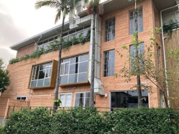 O revestimento de terra foi concebido como o elemento central do projeto, representando os valores de conexão com a natureza e hospitalidade refletidos no nome Mãe Terra. O uso de Revestimento TAIPAL (revestimento natural de terra) contribui para o desempenho térmico e acústico e promove a saúde dos ambientes ao funcionar como um filtro de ar, realizando trocas higroscópicas benéficas.