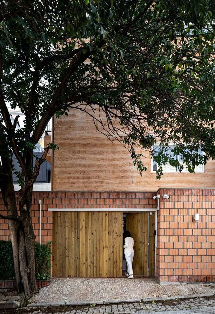 O revestimento de terra foi concebido como o elemento central do projeto, representando os valores de conexão com a natureza e hospitalidade refletidos no nome Mãe Terra. O uso de Revestimento TAIPAL (revestimento natural de terra) contribui para o desempenho térmico e acústico e promove a saúde dos ambientes ao funcionar como um filtro de ar, realizando trocas higroscópicas benéficas.