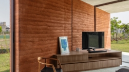 UNAbv_CasaJapi_sala_parede_taipadepilão_NelsonKon