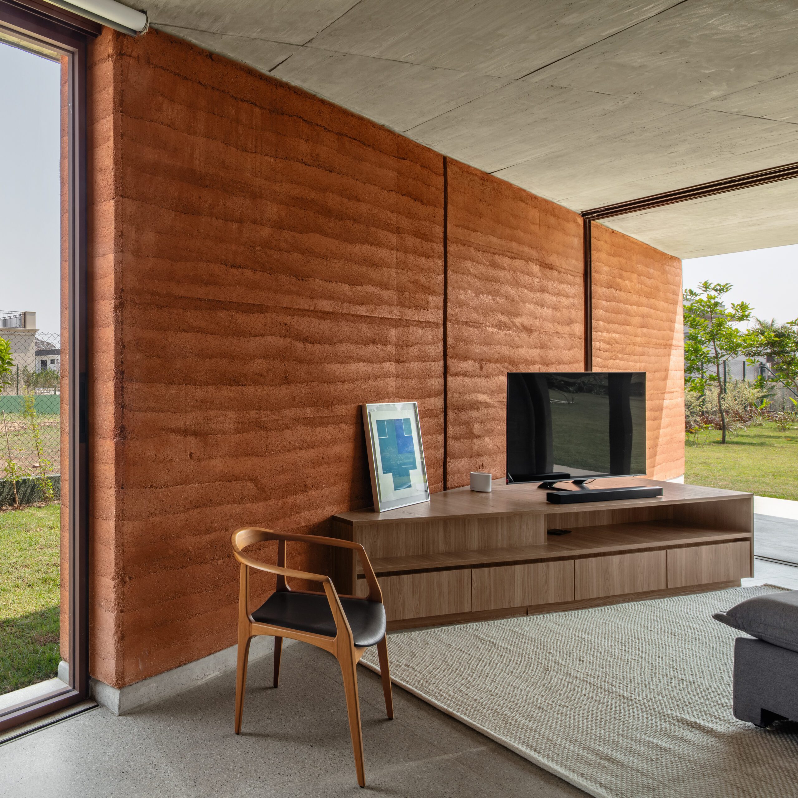 UNAbv_CasaJapi_sala_parede_taipadepilão_NelsonKon