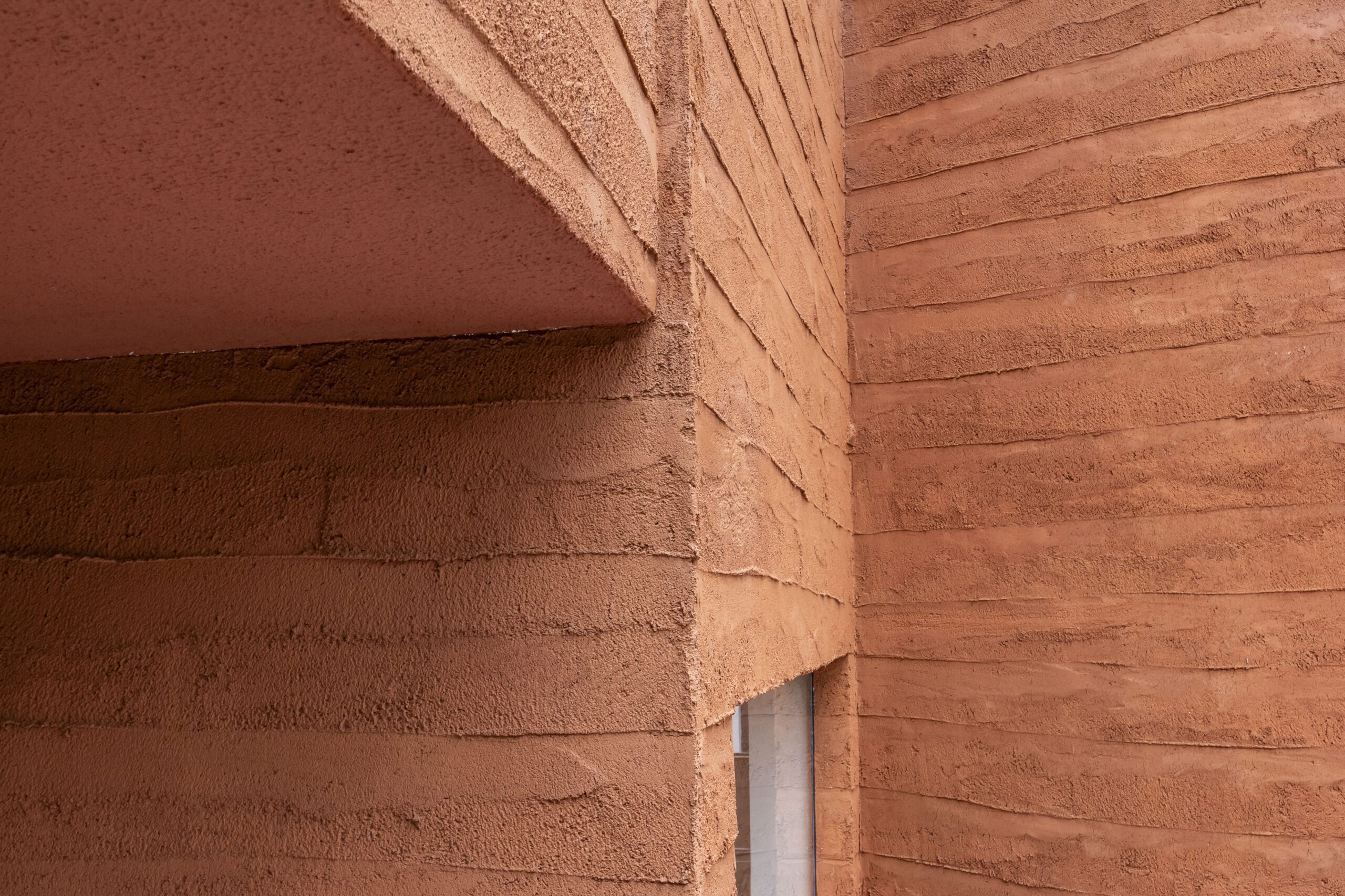 fachada_parede_revestimentodeterra_faixas_vermelho